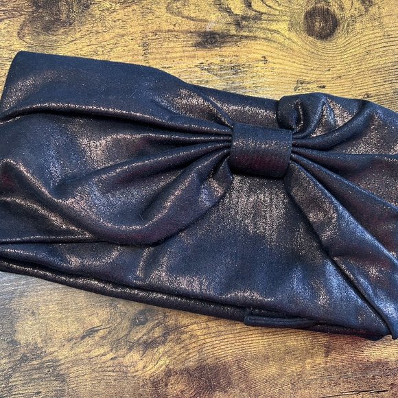 Gap | Shiny Bow Clutch - Picture 1 of 3